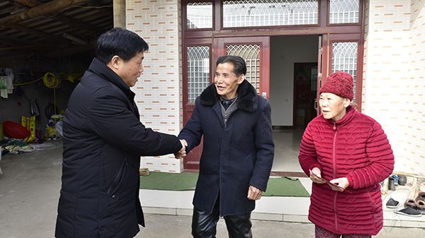 农场公司党委走访慰问模范和困难党员代表