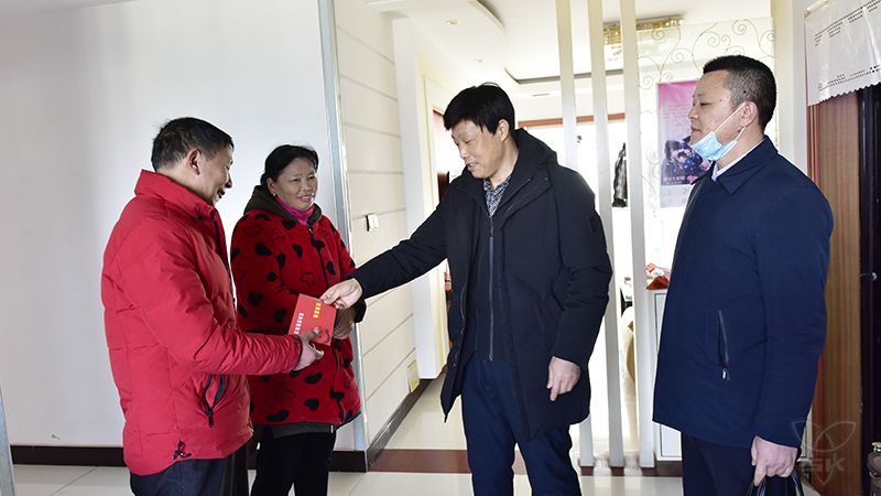 农场公司领导走访慰问困难群众