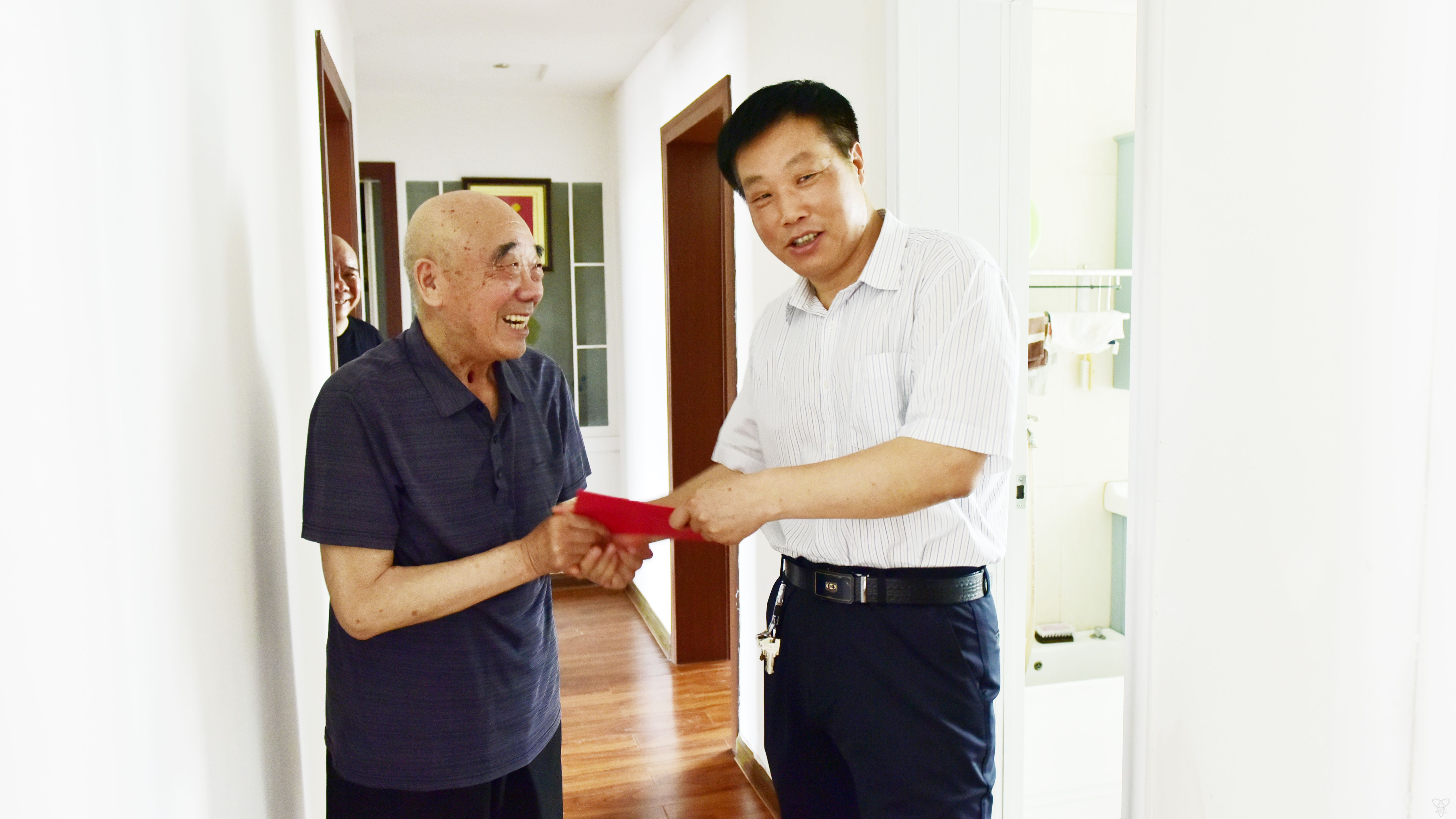 农场公司开展“七一”前夕走访慰问