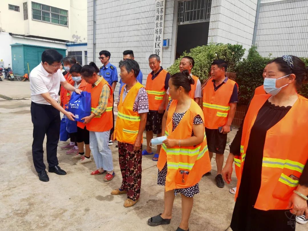 农场公司工会开展“情系环卫工 高温送清凉”活动