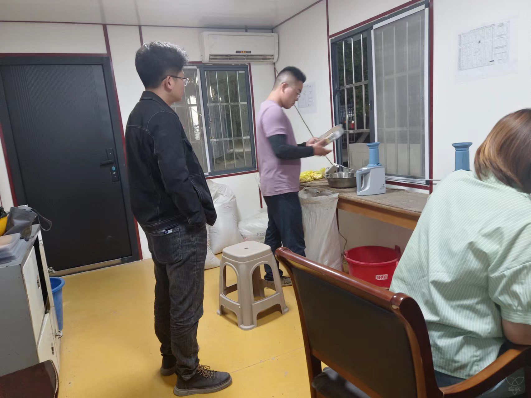 同心协力夺全胜｜水分复检组：全力助力夏粮入库